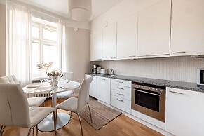 2ndhomes Top Floor 3BR Apartment w Sauna