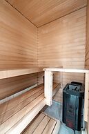 2ndhomes Top Floor 3BR Apartment w Sauna