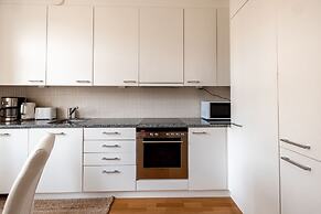 2ndhomes Top Floor 3BR Apartment w Sauna