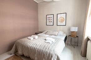 2ndhomes Bright & Spacious 5BR Apartment