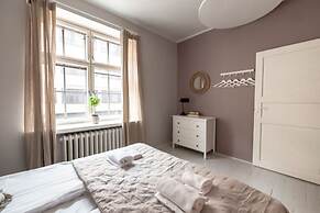 2ndhomes Bright & Spacious 5BR Apartment