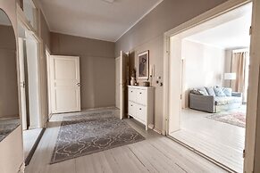 2ndhomes Bright & Spacious 5BR Apartment