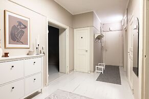 2ndhomes Bright & Spacious 5BR Apartment