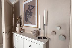 2ndhomes Bright & Spacious 5BR Apartment