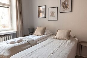 2ndhomes Bright & Spacious 5BR Apartment