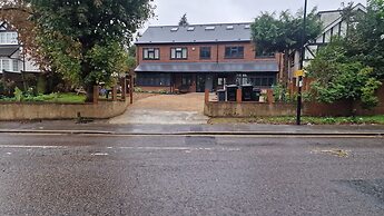 Charming 2-bed Apartment in Purley