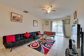 Sunlit Davenport Family Home w/ Lanai & Gas Grill!