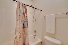 Sunlit Davenport Family Home w/ Lanai & Gas Grill!