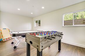 Deck + Game Room: Redmond Home ~ 17 Mi to Seattle