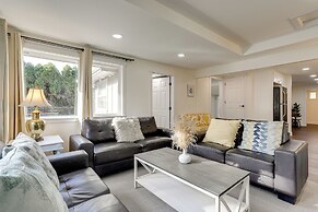 Deck + Game Room: Redmond Home ~ 17 Mi to Seattle