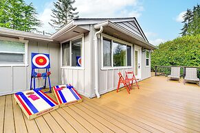 Deck + Game Room: Redmond Home ~ 17 Mi to Seattle