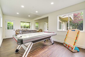 Deck + Game Room: Redmond Home ~ 17 Mi to Seattle