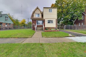 8 Mi to Ford Field: Detroit Getaway w/ Fireplace!