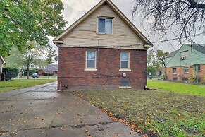 8 Mi to Ford Field: Detroit Getaway w/ Fireplace!