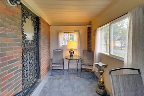 8 Mi to Ford Field: Detroit Getaway w/ Fireplace!