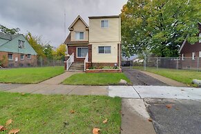 8 Mi to Ford Field: Detroit Getaway w/ Fireplace!