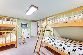 Condo w/ Deck & Grill < 5 Miles to Loon Mountain!