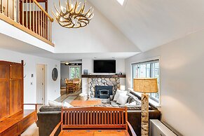 Condo w/ Deck & Grill < 5 Miles to Loon Mountain!
