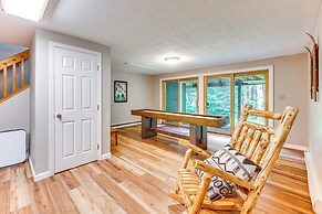 Condo w/ Deck & Grill < 5 Miles to Loon Mountain!