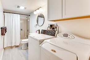 Condo w/ Deck & Grill < 5 Miles to Loon Mountain!