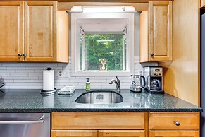 Condo w/ Deck & Grill < 5 Miles to Loon Mountain!