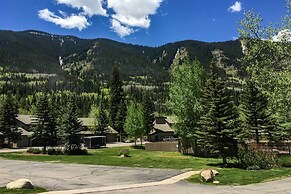Cozy East Vail Condo ~ 6 Mi to Vail Village!