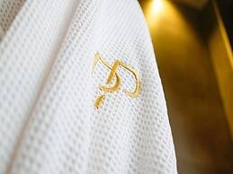 Petit Palace Suites Hotel