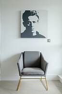 Central 2BD Flat w/ River View Balcony - Vauxhall!