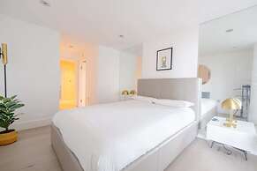 Central 2BD Flat w/ River View Balcony - Vauxhall!