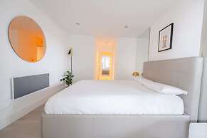 Central 2BD Flat w/ River View Balcony - Vauxhall!