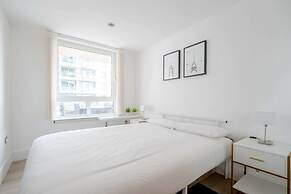 Central 2BD Flat w/ River View Balcony - Vauxhall!