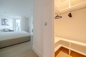 Central 2BD Flat w/ River View Balcony - Vauxhall!