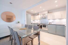 Central 2BD Flat w/ River View Balcony - Vauxhall!