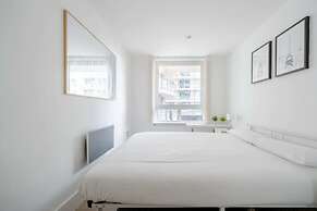 Central 2BD Flat w/ River View Balcony - Vauxhall!