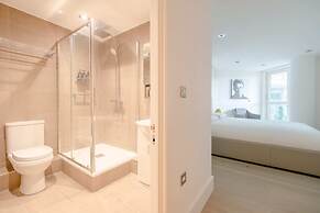 Central 2BD Flat w/ River View Balcony - Vauxhall!