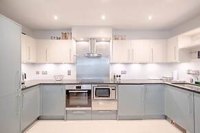 Central 2BD Flat w/ River View Balcony - Vauxhall!