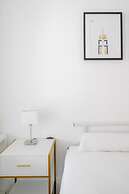 Central 2BD Flat w/ River View Balcony - Vauxhall!