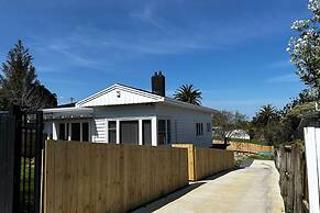 Spacious 2BR Home in the Suburbs