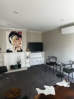 Spacious 2BR Home in the Suburbs