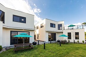 Donnaeko Private Pool Villa