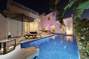 Crystal Villa SHIRARAHAMA BEACH