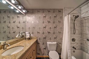 Truckee Golf Course Home w/ Hot Tub & Deck