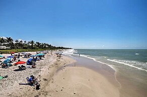 Upscale Naples Condo w/ Pool Access: Walk to Pier!