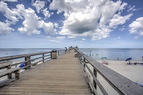 Upscale Naples Condo w/ Pool Access: Walk to Pier!