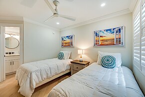 Upscale Naples Condo w/ Pool Access: Walk to Pier!