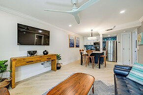 Upscale Naples Condo w/ Pool Access: Walk to Pier!