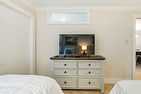 Upscale Naples Condo w/ Pool Access: Walk to Pier!