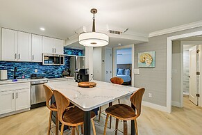 Upscale Naples Condo w/ Pool Access: Walk to Pier!