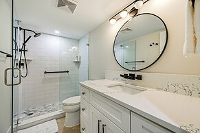 Upscale Naples Condo w/ Pool Access: Walk to Pier!