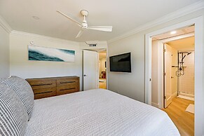 Upscale Naples Condo w/ Pool Access: Walk to Pier!